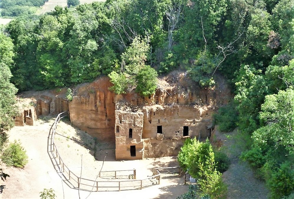 Populonia, la Necropoli delle Grotte.