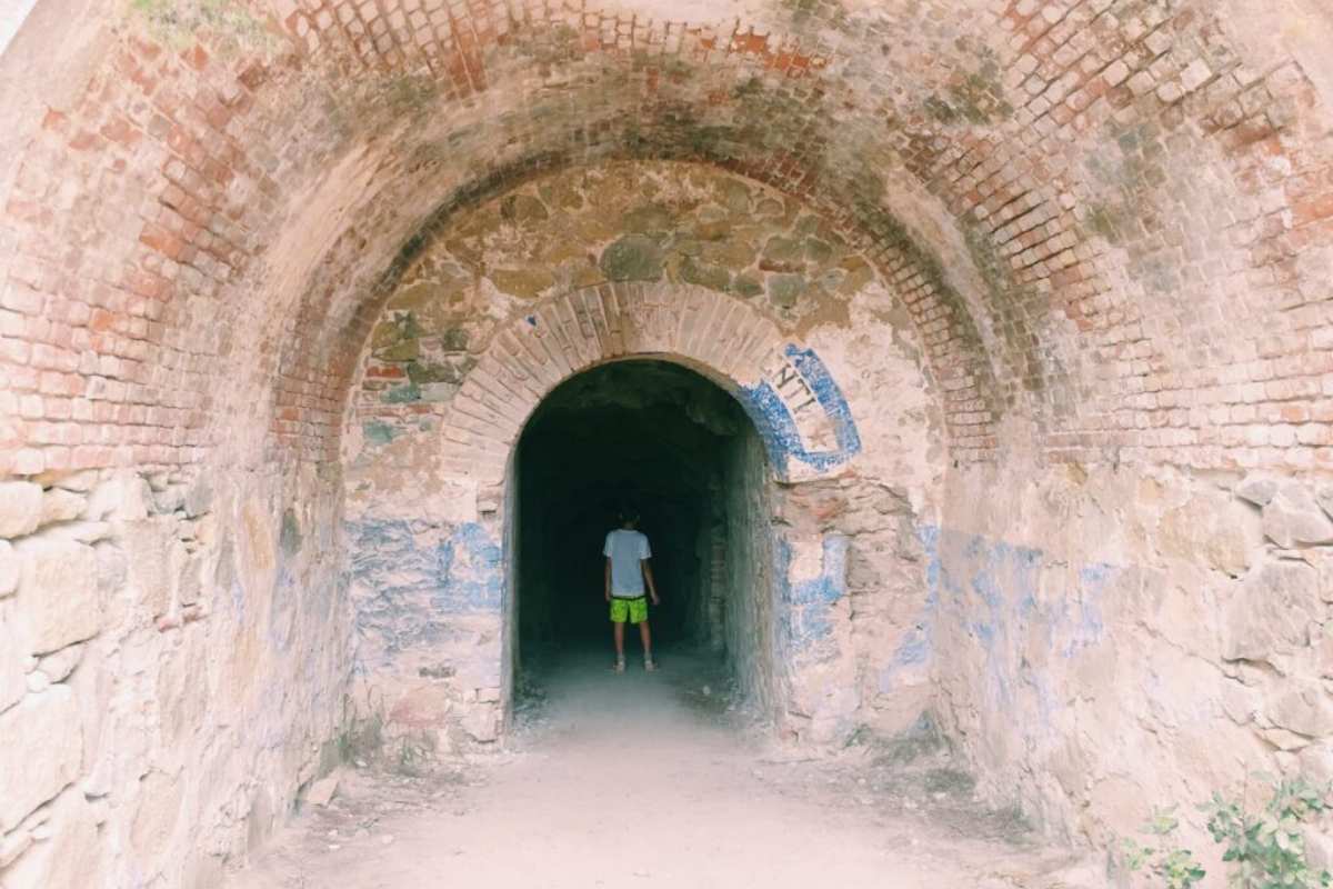 Isola Elba bambini tunnel enfola