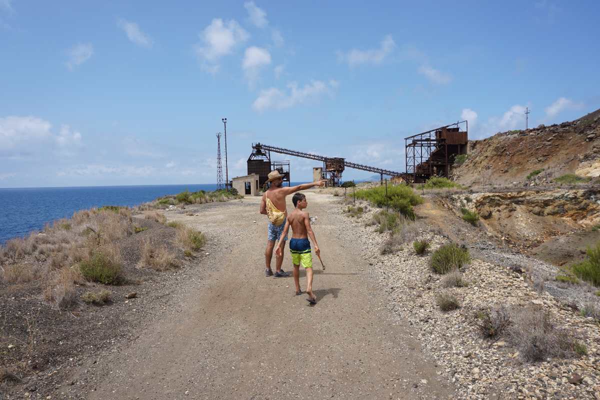 Isola Elba miniera del Vallone con bambini