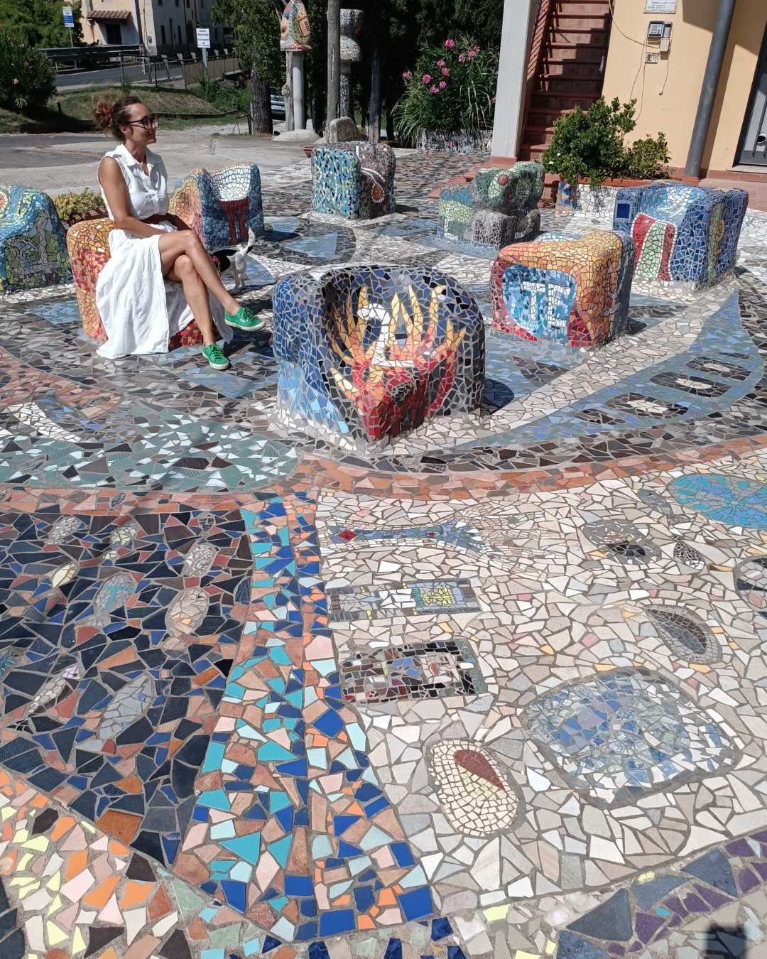 Arezzo indicatore Mosaico di Andreina sagrato chiesa