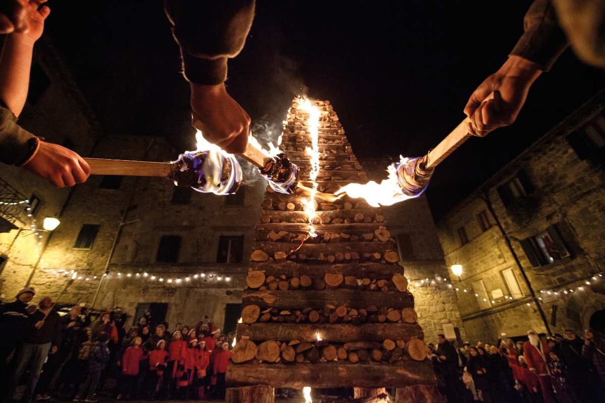 Natale Abbadia San Salvatore Siena città fiaccole (1)